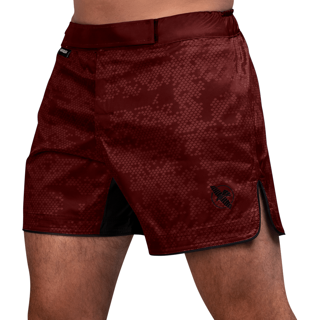 Vista frontal del pantalón corto MMA Hayabusa Hex Mid-Thigh burdeos, total libertad de movimiento