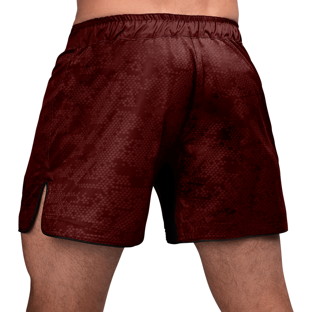 Vista trasera del pantalón corto de MMA Hayabusa Hex color burdeos, tejido de alta resistencia a la tracción