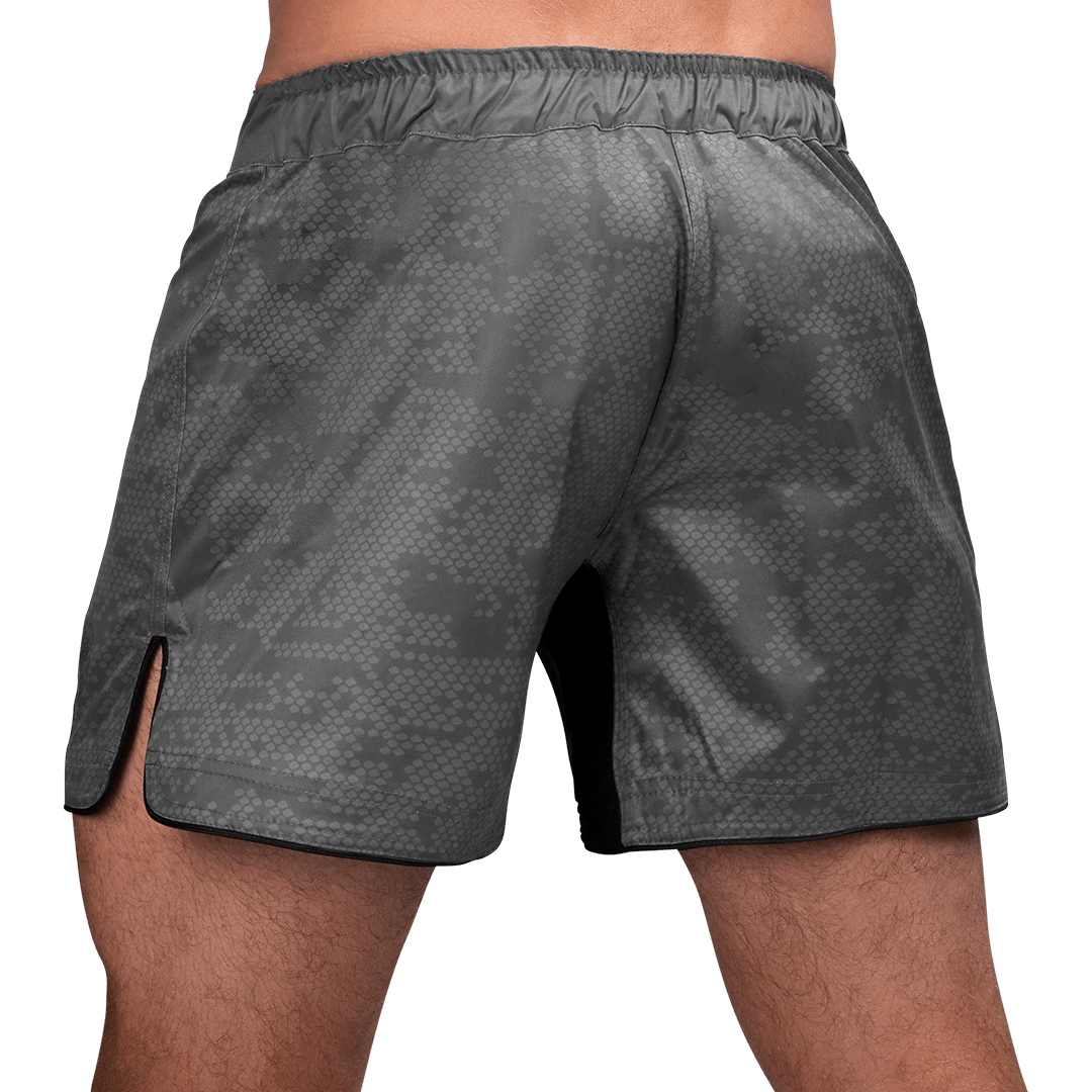 Vista trasera de los pantalones cortos grises Hayabusa Hex MMA, paneles elásticos internos para máxima movilidad