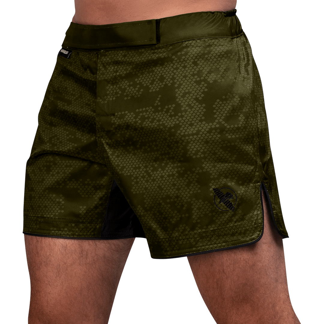Vista frontal del short MMA Hayabusa Hex Mid-Thigh verde, tejido antidesgarros de alta resistencia