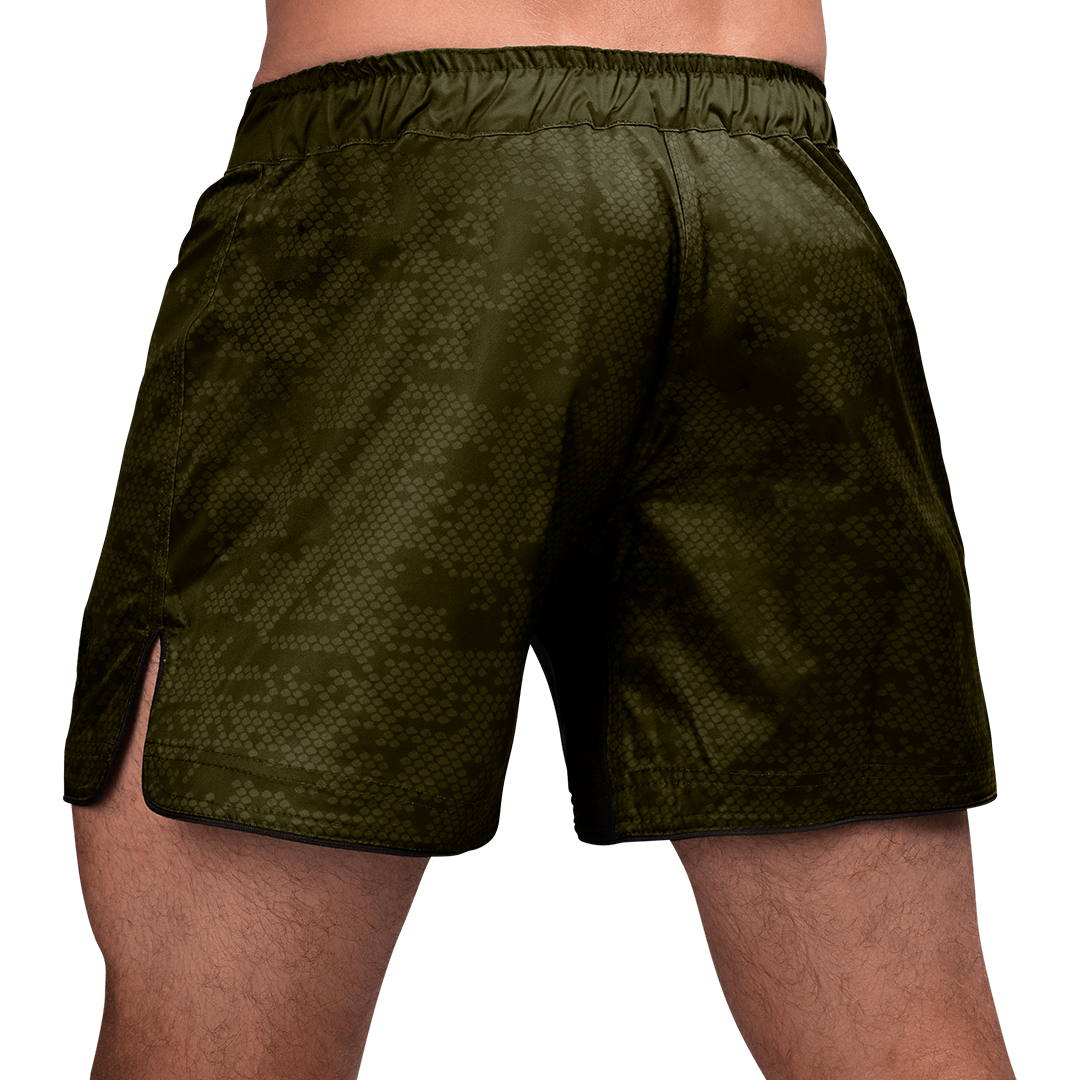 Vista trasera de los pantalones cortos verdes de MMA Hayabusa Hex, costuras reforzadas para un rendimiento de élite