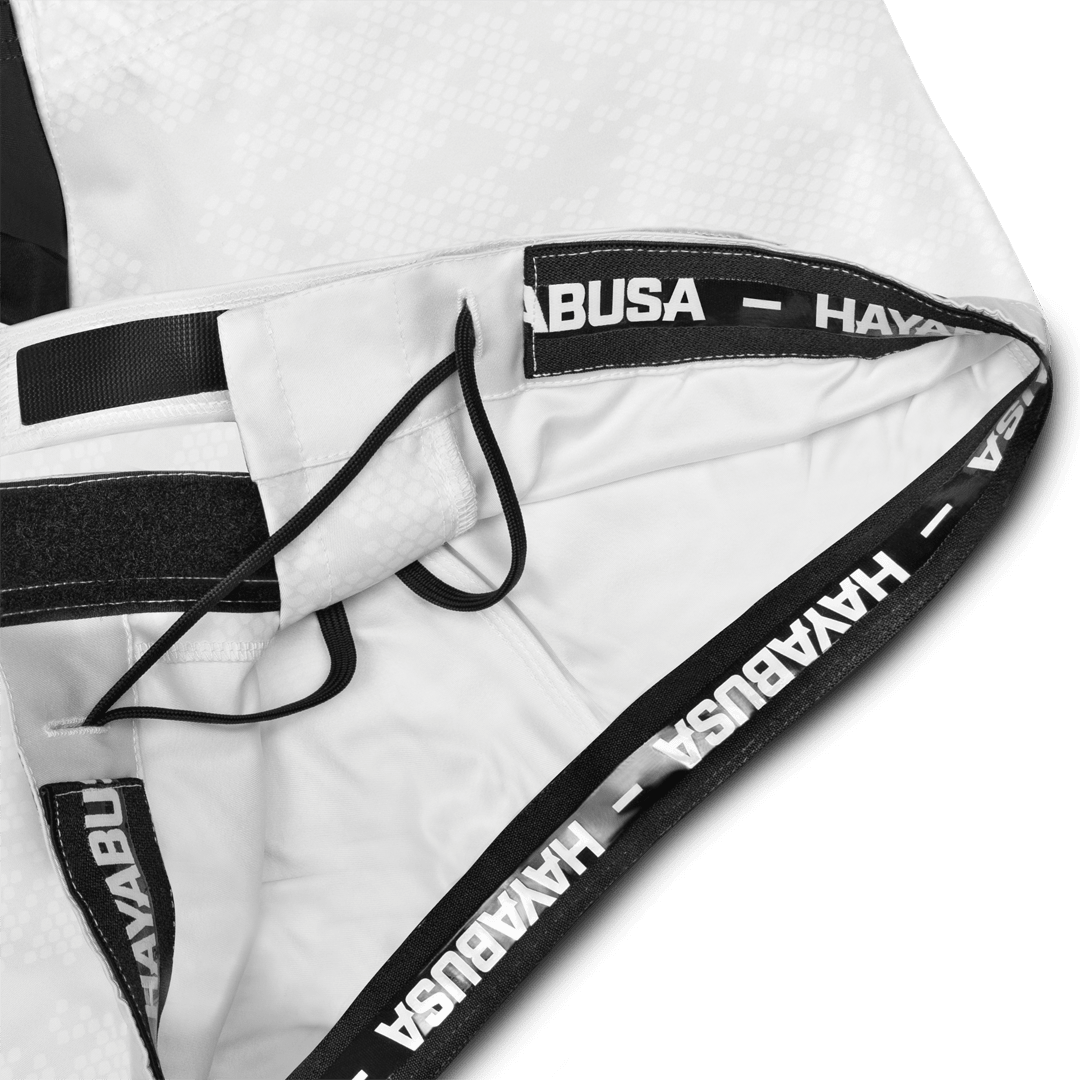 Detalle de la cintura interna del pantalón corto Hexagon blanco, grip de silicona antideslizante