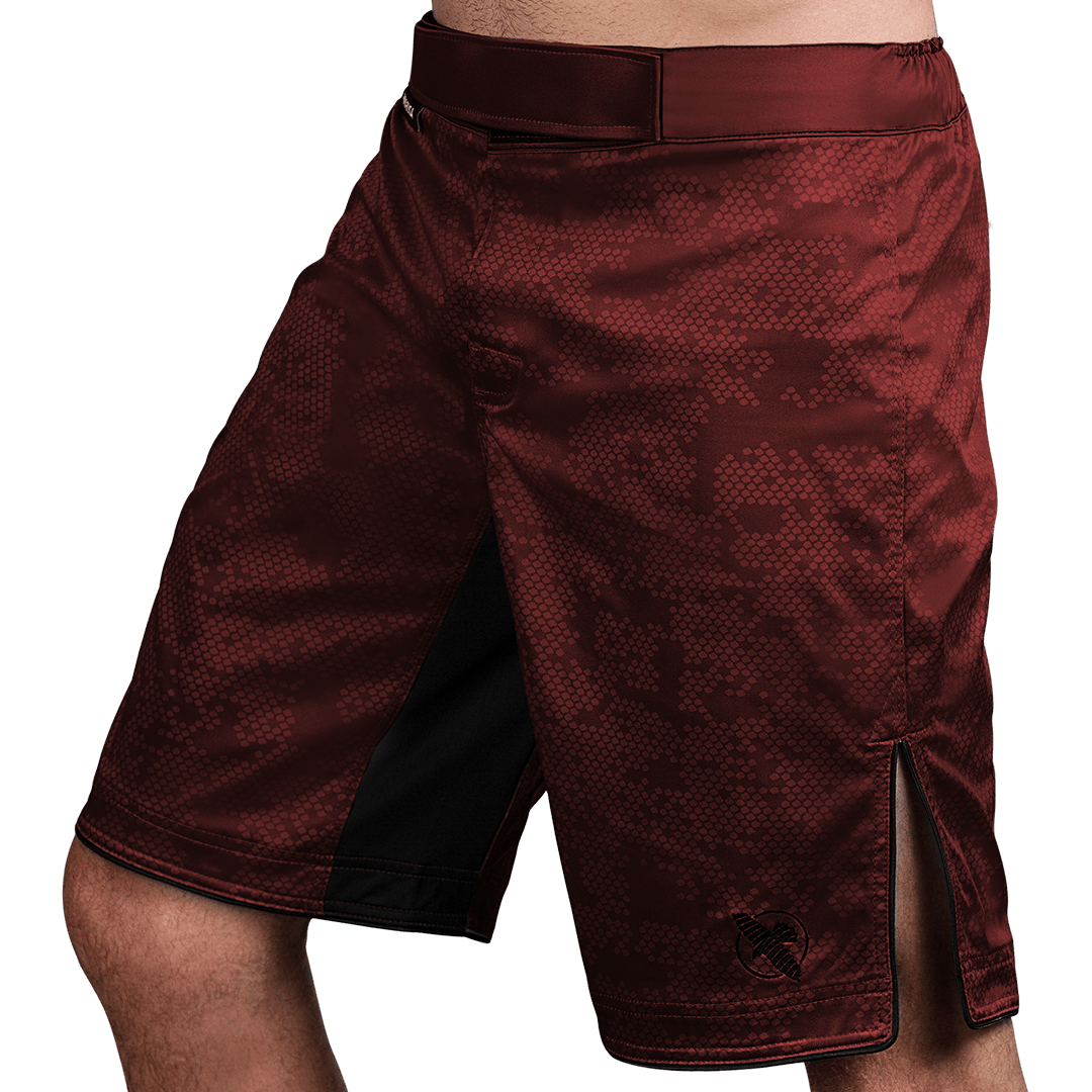 Vista lateral (lado 1) de los pantalones cortos de MMA Hayabusa Hexagon en color burdeos, diseño clásico de boardshort