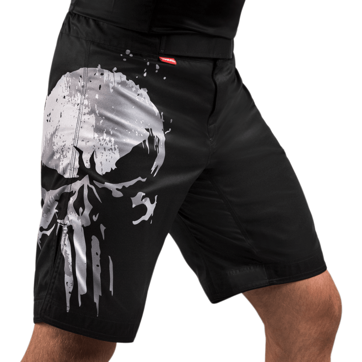 Atleta con pantalones cortos de MMA Hayabusa Marvel Punisher, vista frontal que muestra el corte ergonómico y el ajuste de combate