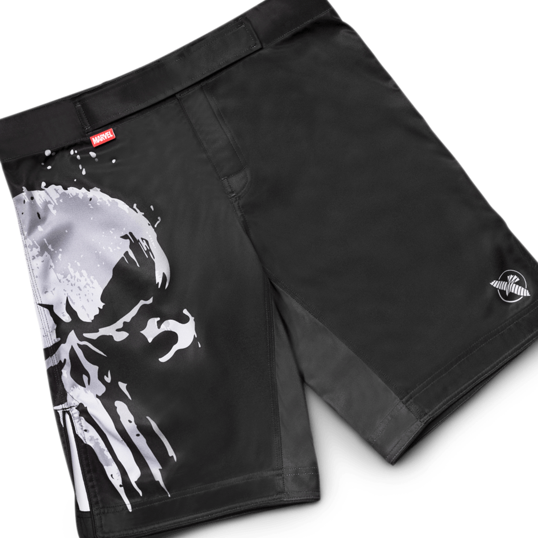 Vista frontale dei pantaloncini da combattimento Hayabusa edizione speciale Marvel The Punisher su sfondo neutro