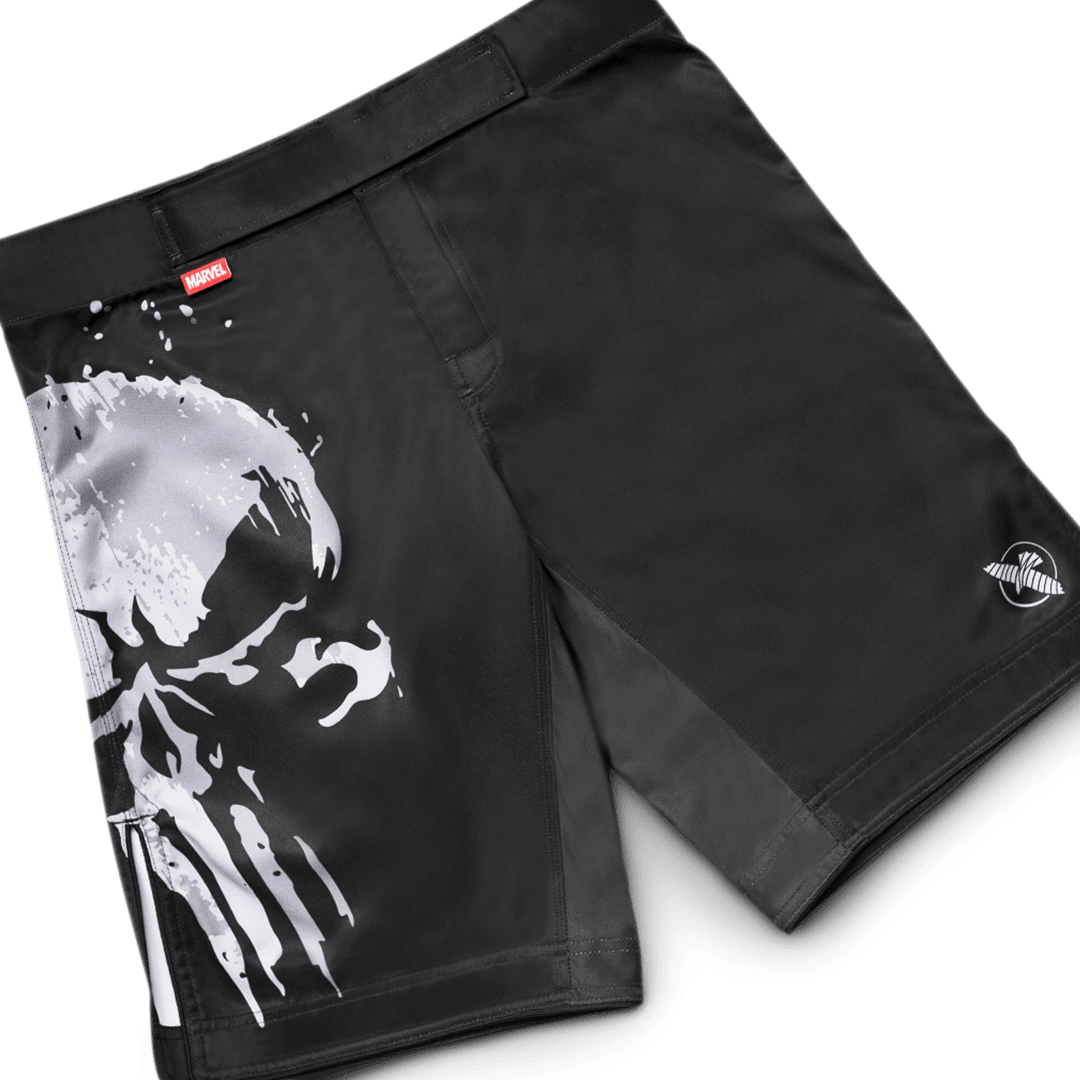 Vista frontal de los pantalones cortos de lucha de Hayabusa de edición especial de Marvel The Punisher sobre un fondo neutro