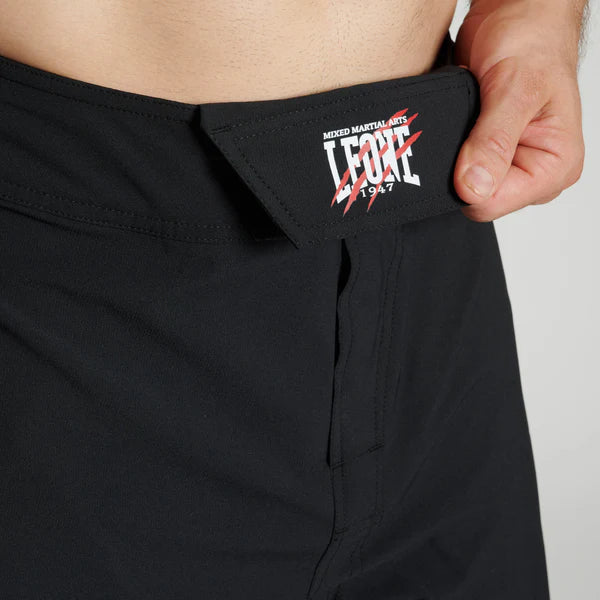 Gros plan sur la ceinture élastique et le velcro du short Leone noir