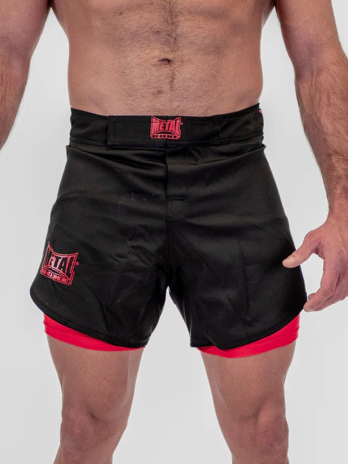 Widok z przodu Spodenki MMA Metal Boxing Dual czarno-czerwone ze wstawką z Lycry