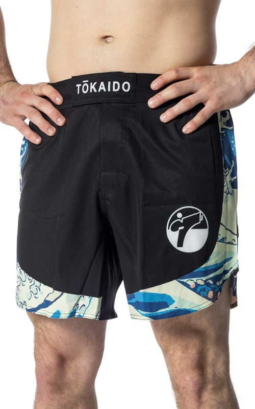 Widok z przodu czarnych spodenek MMA Tokaido Tsunami z logotypami wykonanymi metodą sublimacji