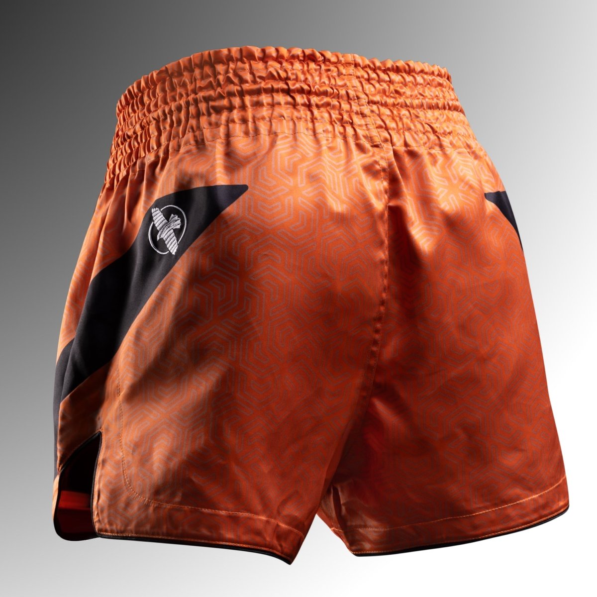 Parte trasera del pantalón corto naranja Hayabusa Core Muay Thai con cinturilla elástica