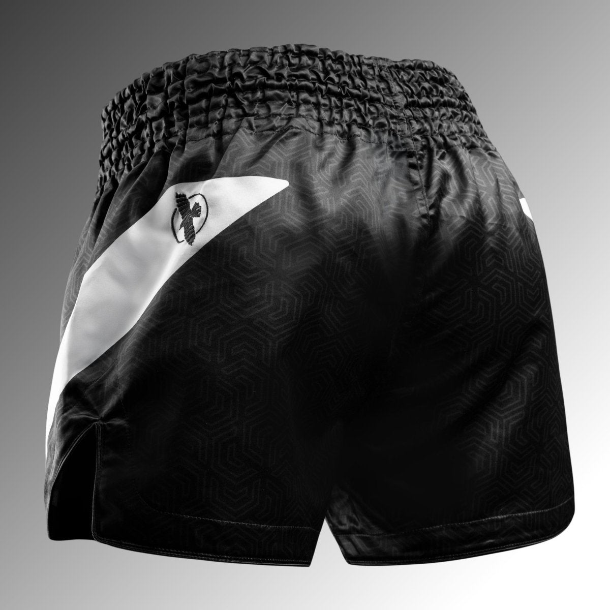 Parte trasera del pantalón corto negro Hayabusa Core Muay Thai con cinturilla elástica