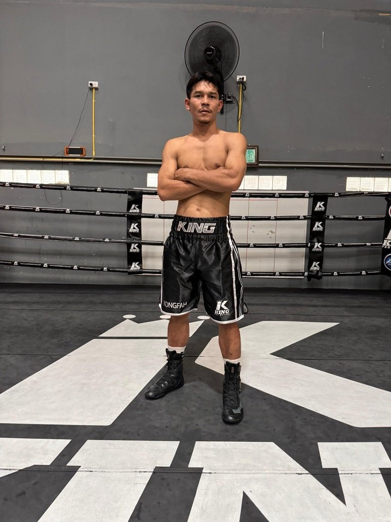 L'athlète porte un short de boxe professionnel noir King Pro Boxing XK lors d'une séance de boxe