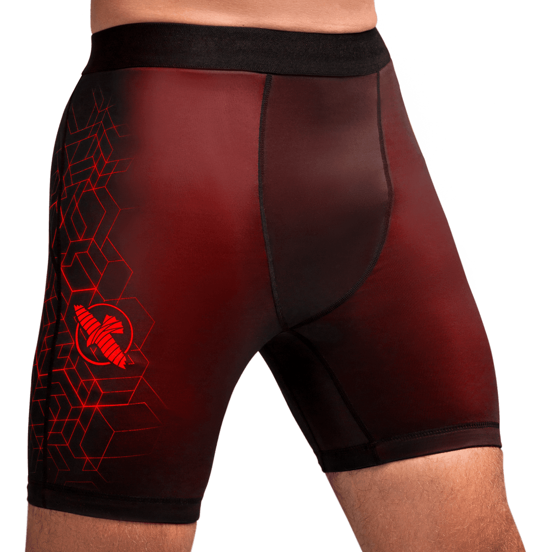 Vista frontal del pantalón corto rojo Vale Tudo Hayabusa Geo, pantalón corto de compresión con diseño geométrico