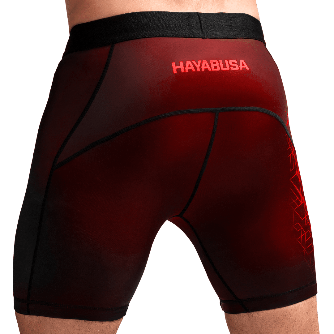 Vista trasera de los pantalones cortos rojos Hayabusa Geo, ajuste de compresión para agarre