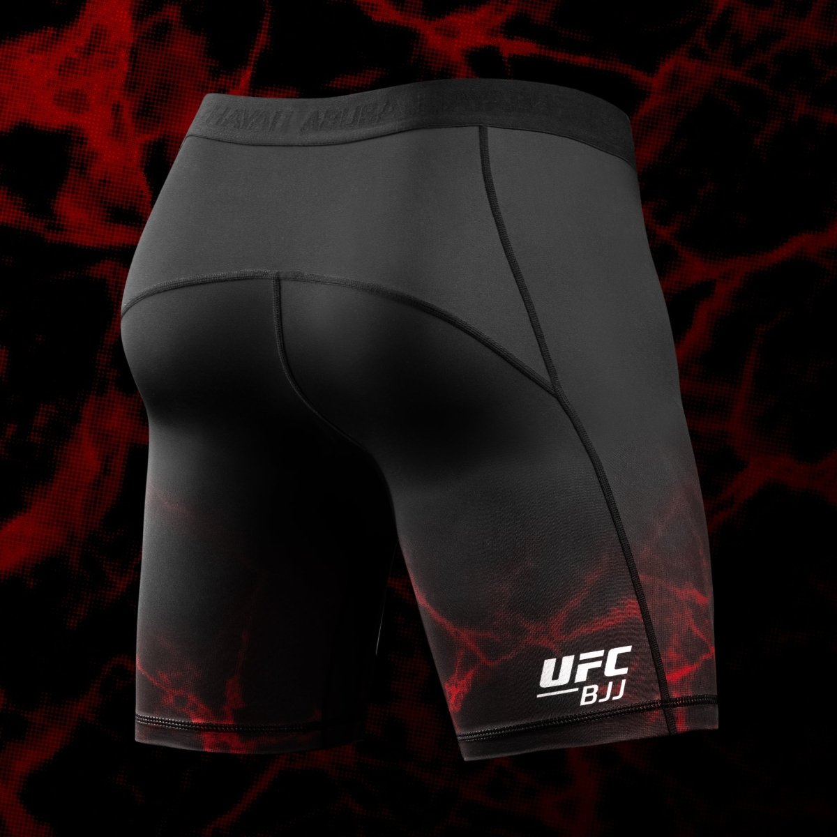 Vista trasera del pantalón corto UFC BJJ Vale Tudo negro rojo, costuras reforzadas anti-rozaduras
