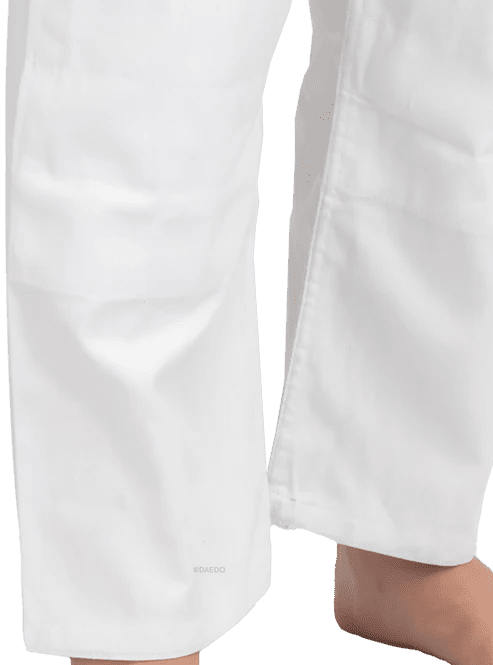 Pantalón Daedo Gold Judogi con cintura elástica y protecciones extra en las rodillas.