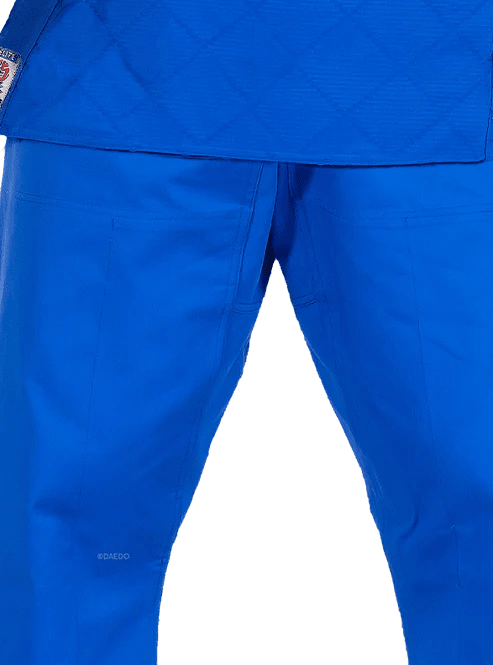 Pantalón técnico Judogi Daedo Elite azul con corte ergonómico para máxima libertad de movimientos.