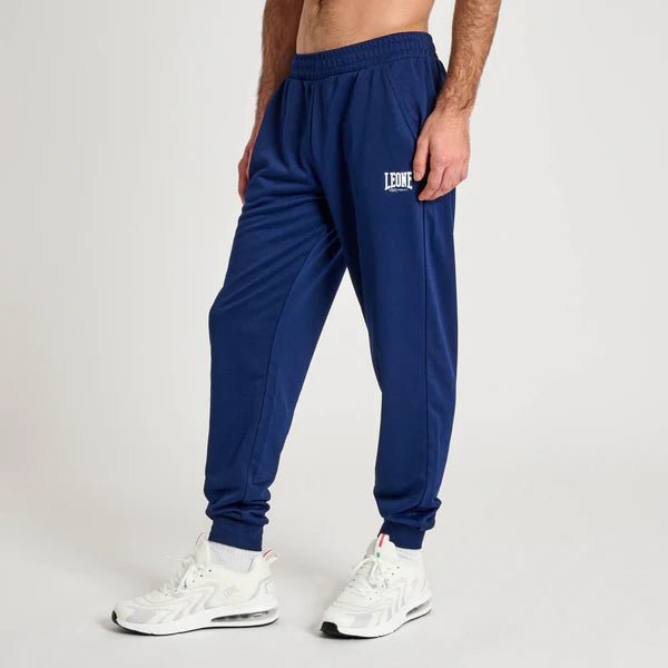 Vista frontal del pantalón Leone 1947 Logo Lightweight en azul marino oscuro