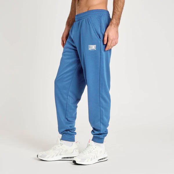 Vista frontal de los pantalones de chándal ligeros con logo Sapphire Blue Leone 1947