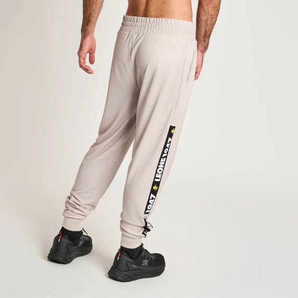 Vista trasera del pantalón beige de la colección Stripe '47 para un look moderno