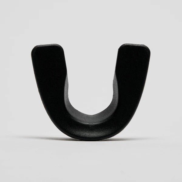 Vista superior de la resistente cubierta exterior negra del protector bucal Leone x Iuter