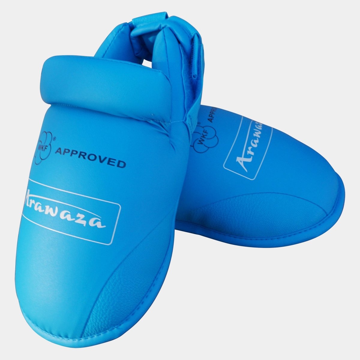 Guardapiés azules Arawaza WKF Approved, protección homologada para combates de Kumite