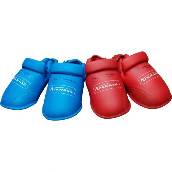 Par de protectores de pies aprobados por Arawaza WKF en los colores oficiales rojo y azul para competiciones.