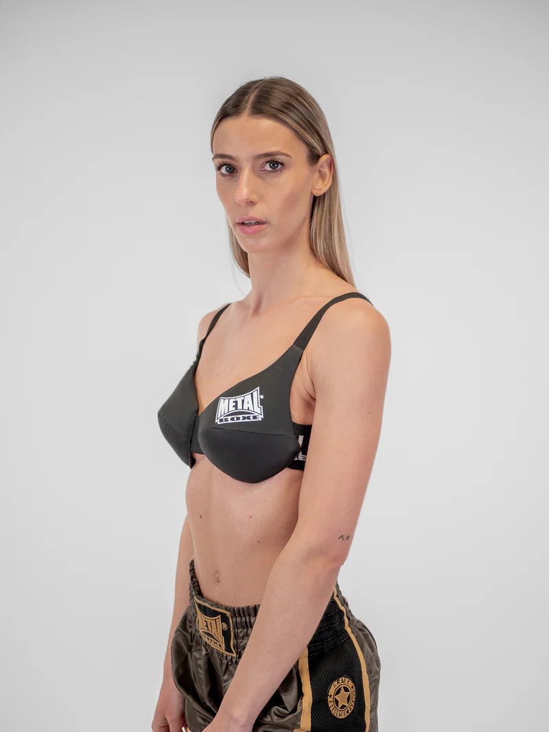 Sidovy av Metal Boxe-bröstskyddet som framhäver tjockleken på stoppningen och den ergonomiska designen