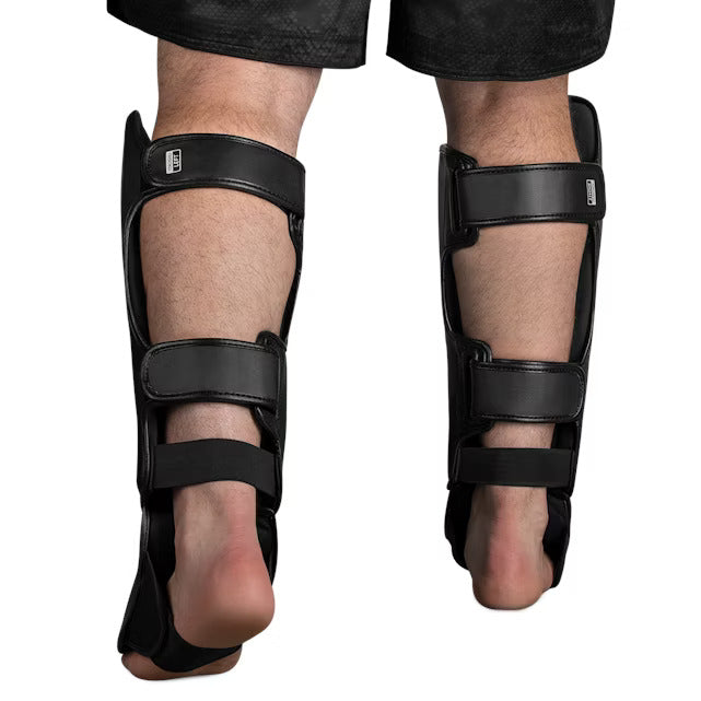 Vista posteriore del parastinco Hayabusa T3 Striking nero, con dettaglio delle cinghie di chiusura regolabili e supporto tallone