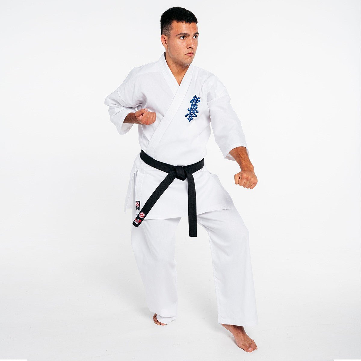 适合初学者的白色 Kyokushin Fujimae 基本空手道和服,完整正面视图。