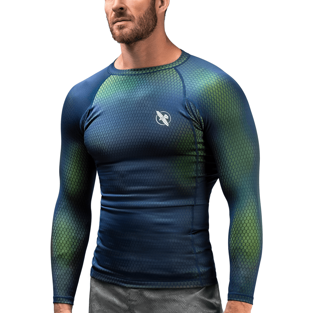 Vista frontal do rash guard Hayabusa Fusion azul e verde com mangas compridas, tecido iridescente para Jiu-Jitsu