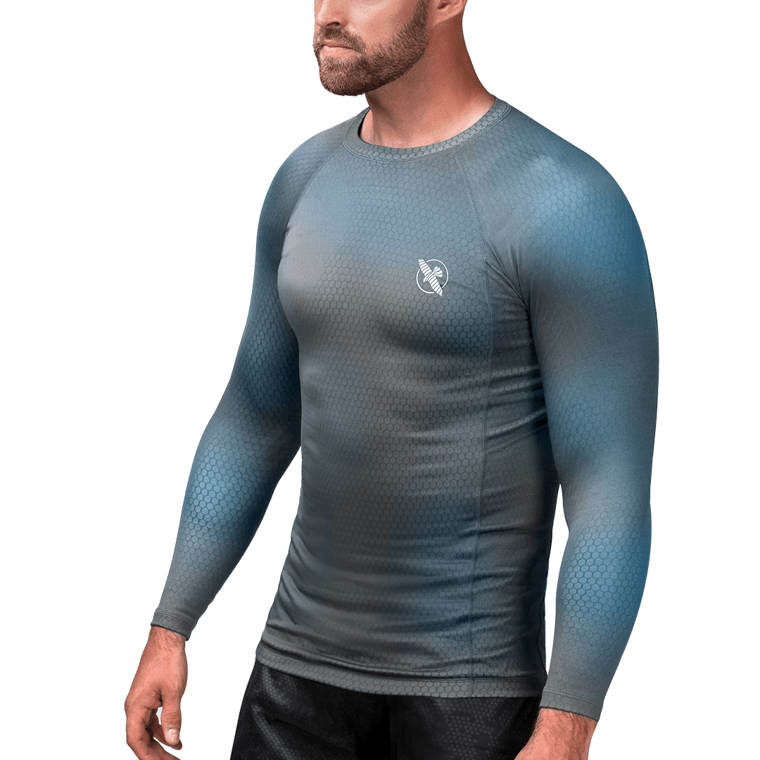 Vista frontal de la lycra Hayabusa Fusion gris y azul claro, tejido técnico de manga larga que capilariza el sudor