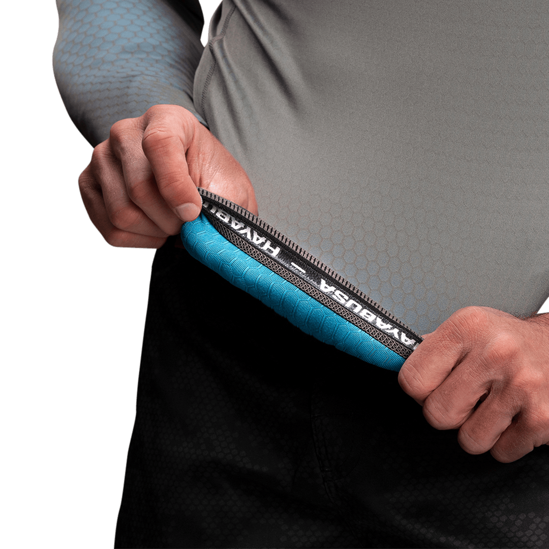 Dettaglio interno della finitura del girovita della rash guard Hayabusa Fusion grigio/azzurro