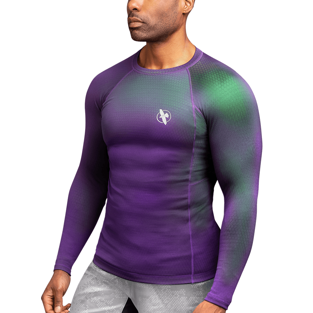Vista frontal de la lycra Hayabusa Fusion morada y verde, ajuste compresivo de élite para MMA