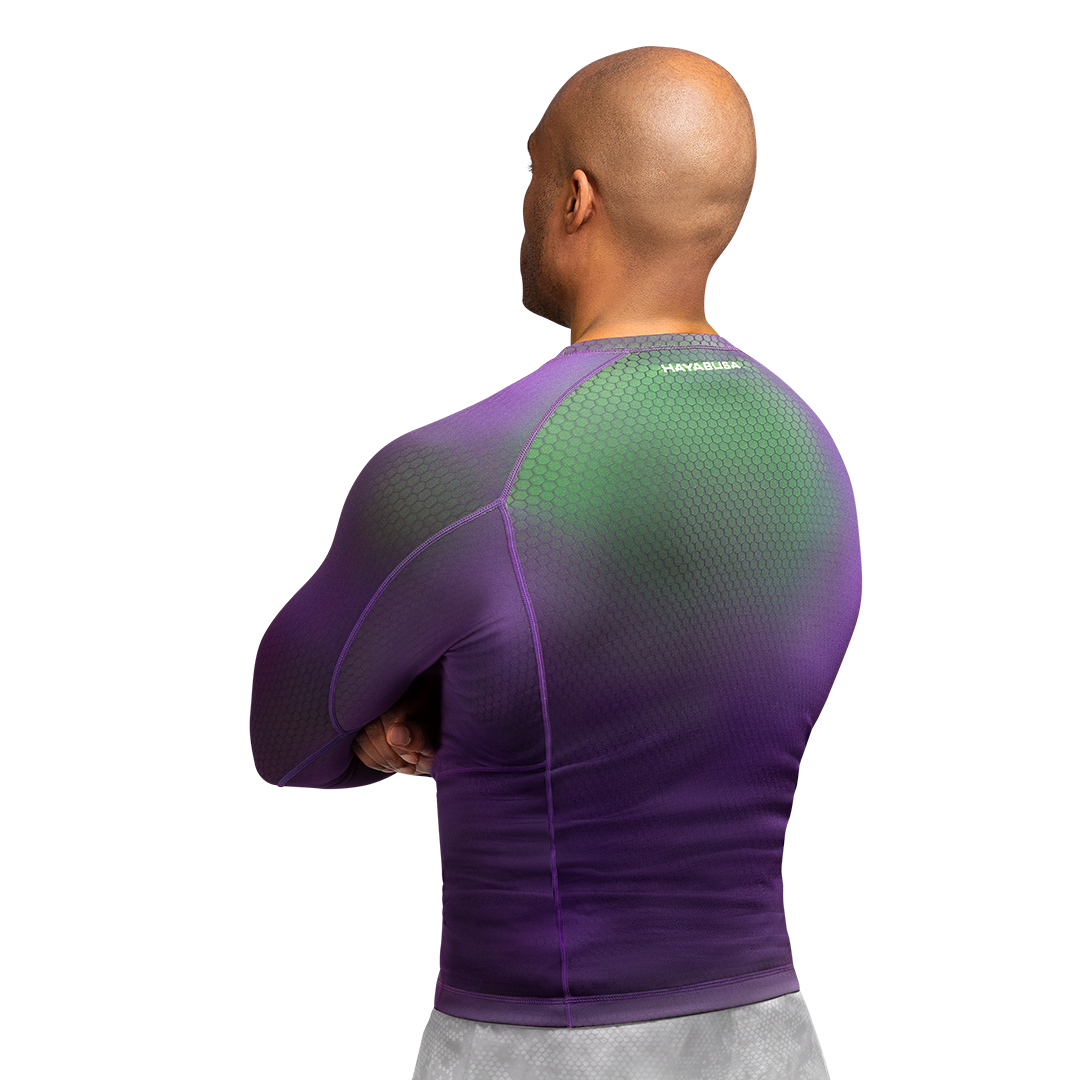 Vista posteriore della rash guard Hayabusa Fusion viola/verde, costruzione a 8 pannelli per massima mobilità