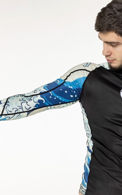 Estampa de sublimação no rash guard Tokaido, detalhe do tecido técnico stretch na manga