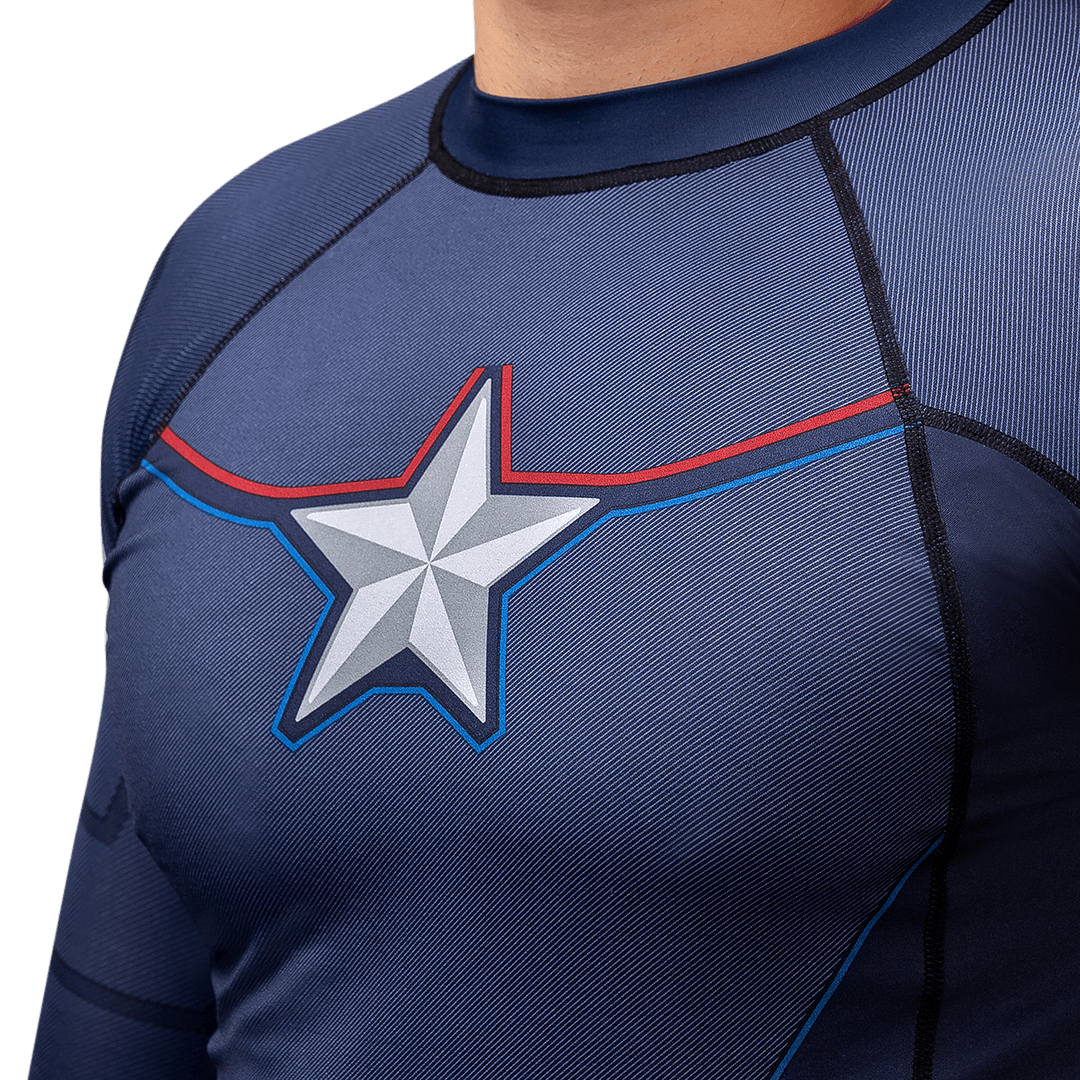 Détail des graphismes et des coutures plates du rashguard Marvel Captain America