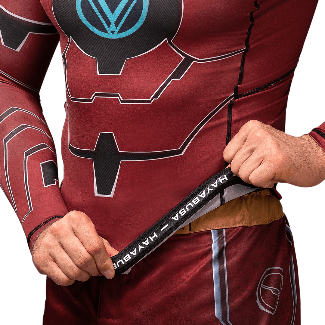 Detalle de la escritura de Hayabusa impresa dentro del cuello de la lycra Marvel Iron Man.