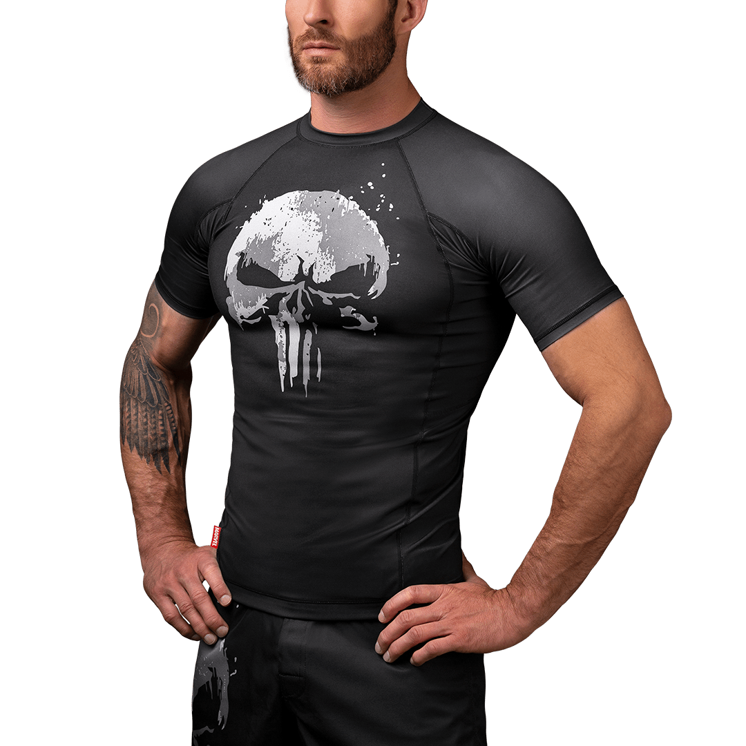 Vista frontal do rashguard preto Hayabusa Marvel The Punisher com o icônico logotipo da caveira