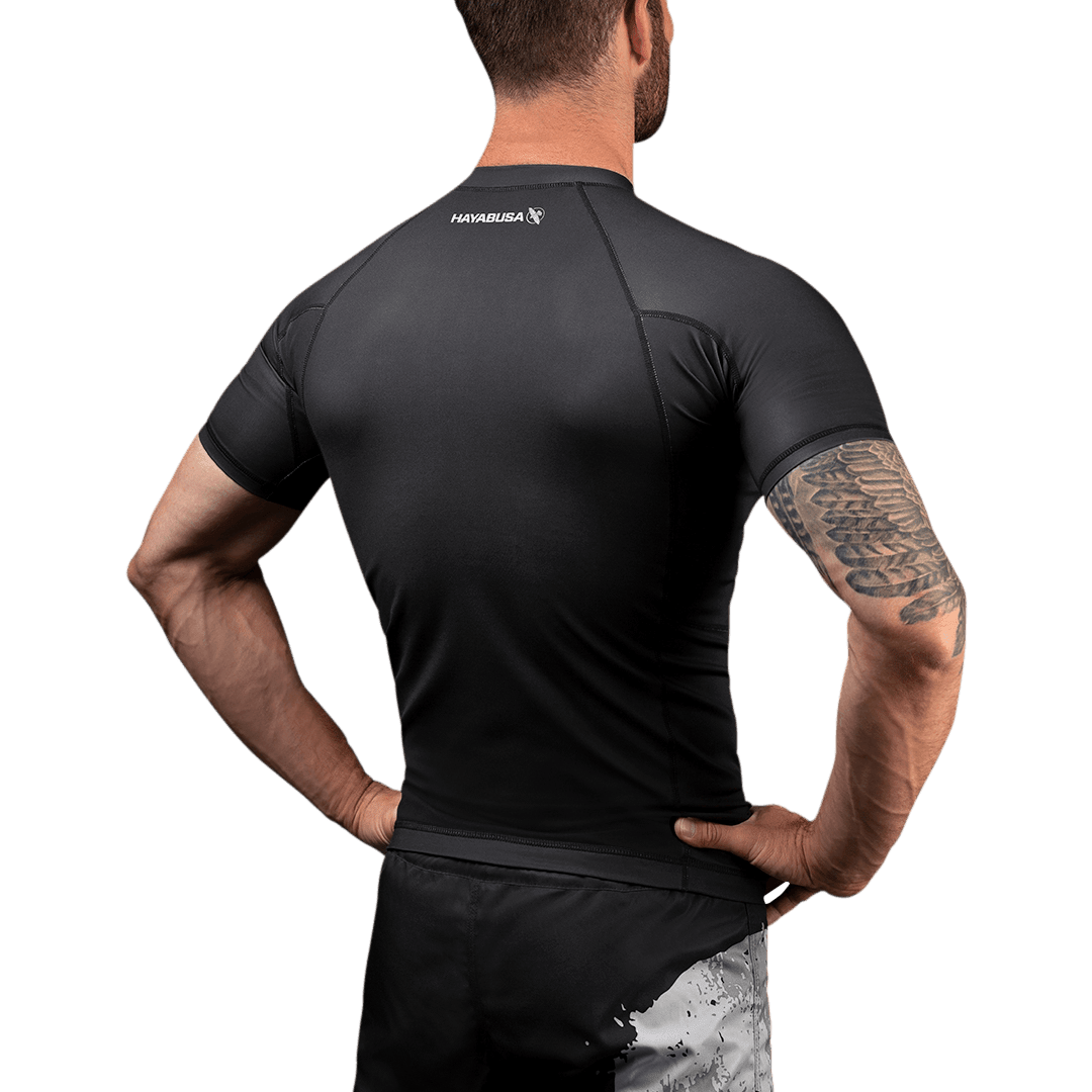 Vista trasera del Rashguard The Punisher Hayabusa, diseño técnico para compresión MMA