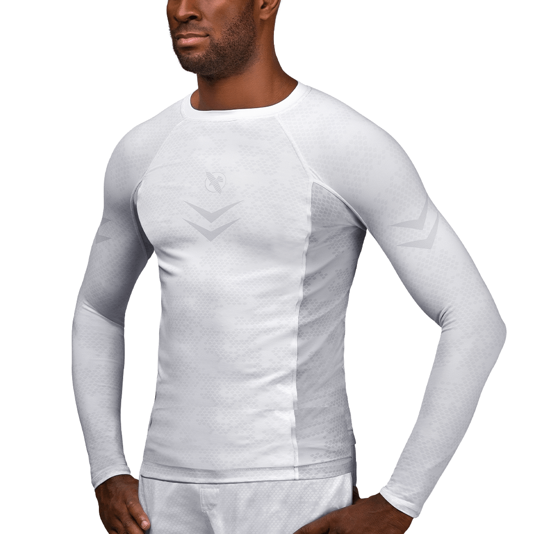 Vista frontal do Rashguard branco de manga comprida classificado pela Hayabusa para faixas brancas