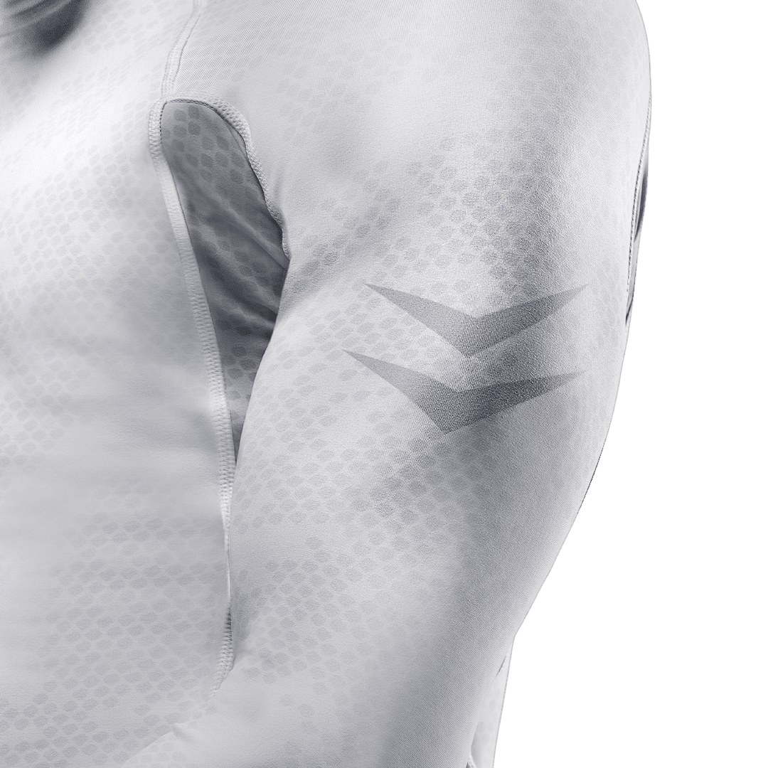 Detalle de las costuras y el tejido en el hombro de la licra Hayabusa blanca