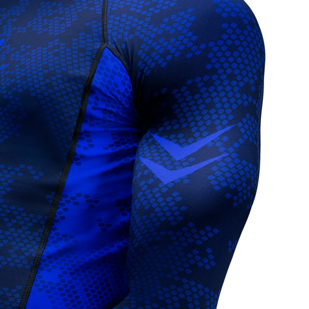 Detalle técnico del hombro de la licra de competición azul Hayabusa