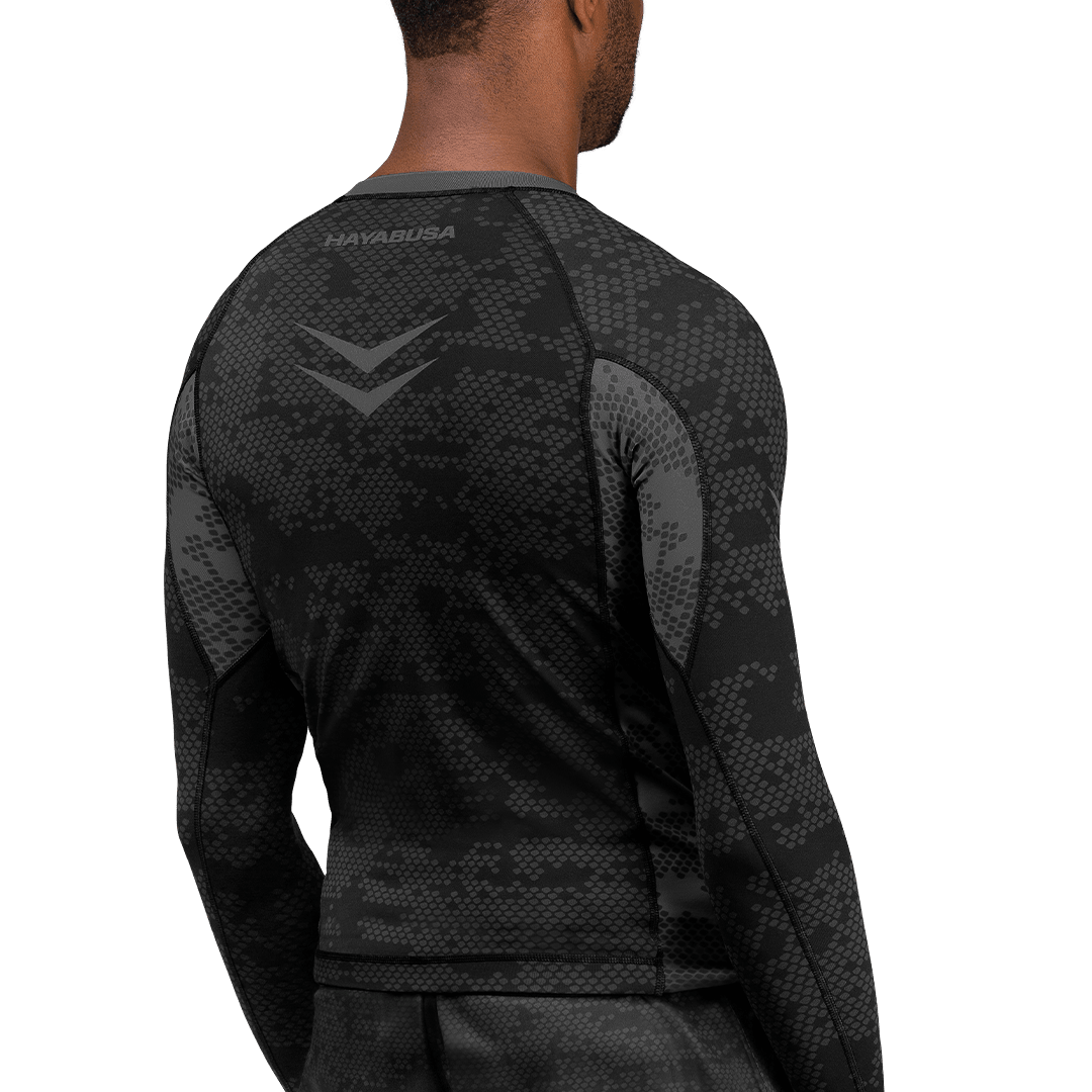 Vista trasera del Rashguard negro Hayabusa Clasificado con agarre de silicona