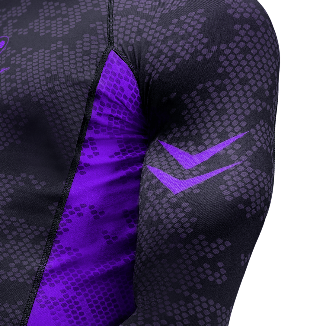 Detalle en primer plano de la estructura del hombro en la lycra morada clasificada.