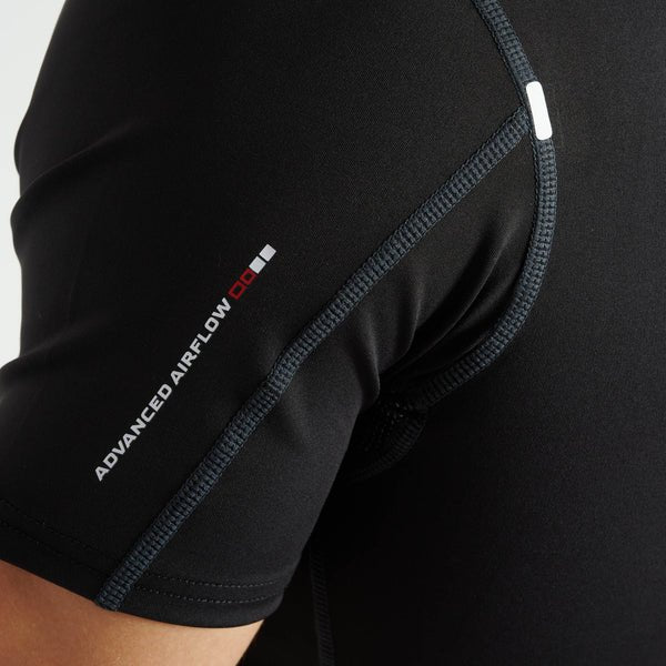 Detalhe da costura e logo na manga do rashguard preto Leone 1947