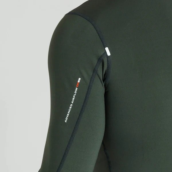 Détail technique de la manche longue du rashguard vert militaire Leone