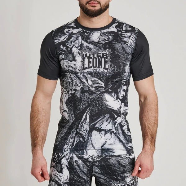 Rashguard LEONE x IUTER Drut kolczasty, widok z przodu na model do treningu MMA i grapplingu