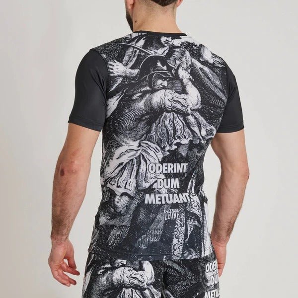 Vue arrière du rashguard LEONE x IUTER avec l'écriture latine Oderint Dum Metuant