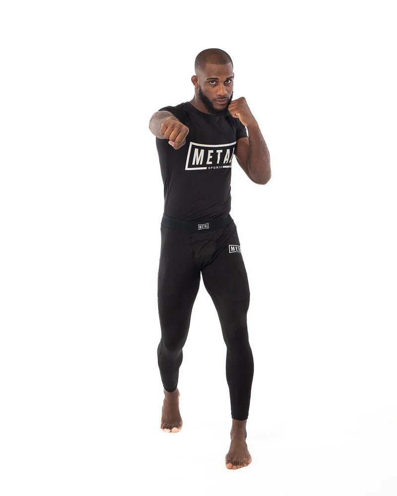 Les détails avant du rashguard Black Metal Boxing se concentrent sur les coutures techniques et la coupe ergonomique.